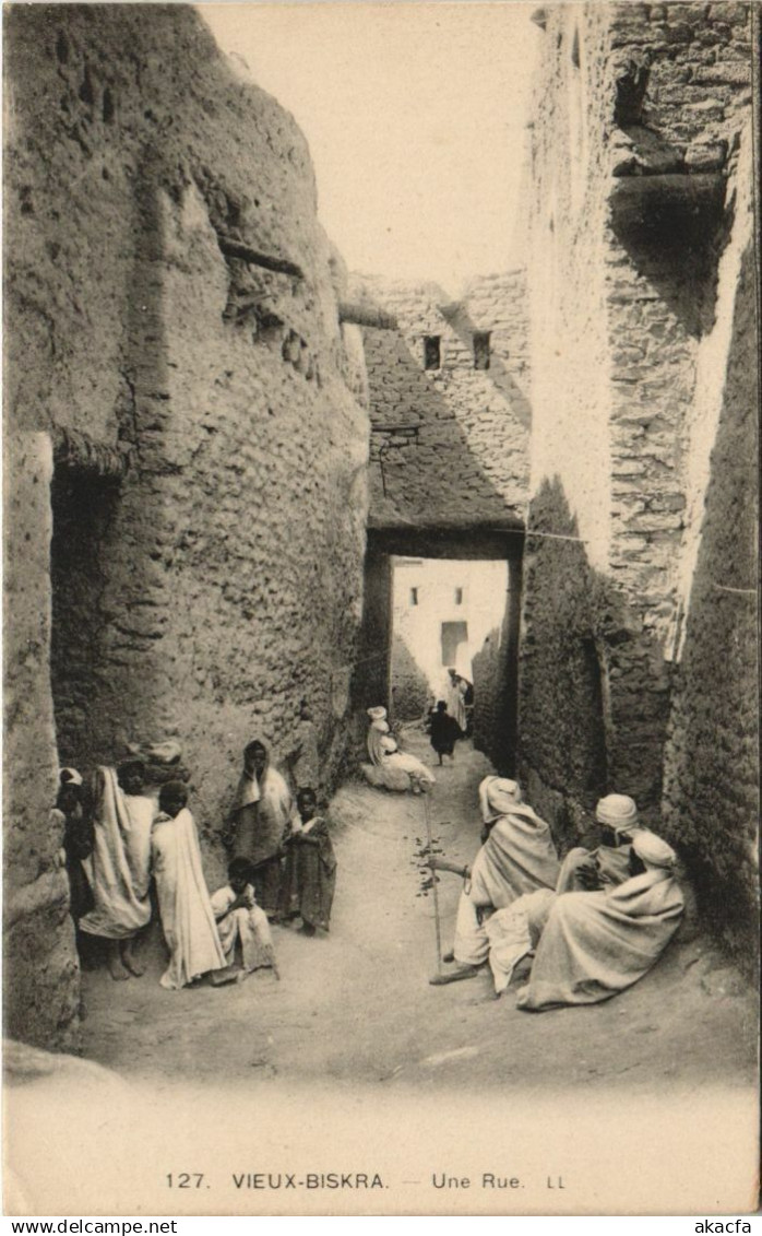 CPA ALGERIA BISKRA Vieux-Biskra - Une Rue (1145974)