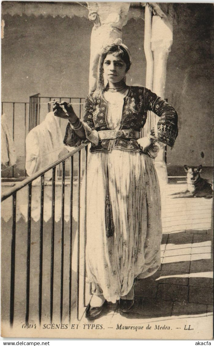 CPA ALGERIA MEDEA Mauresque de Medea - Scenes et Types (1146148)