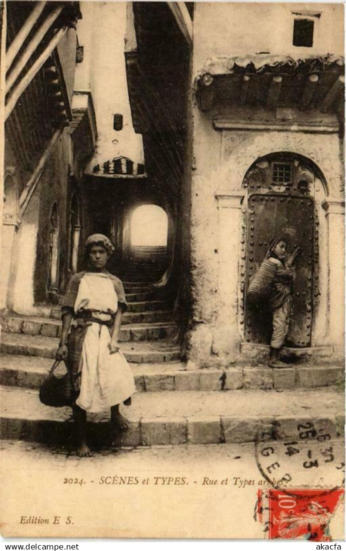 CPA ALGERIA Scenes et Types Rue et Types arches (735636)