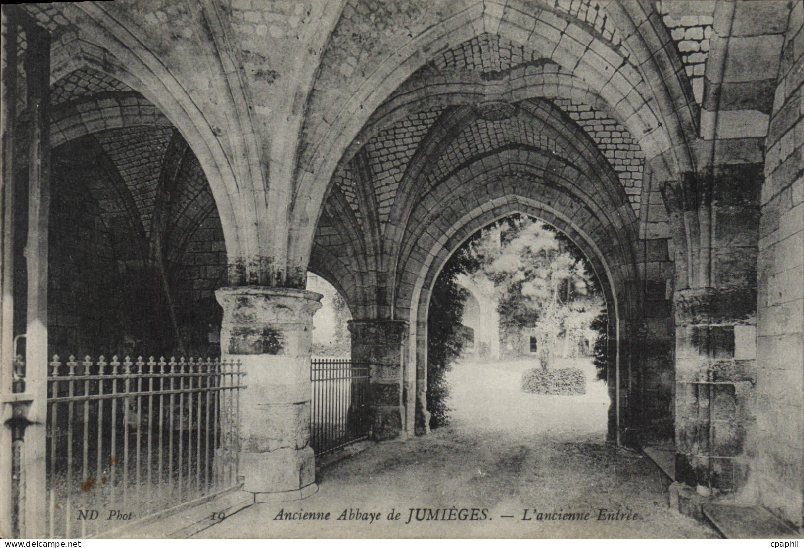 CPA Ancienne Abbaye de Jumieges L'ancienne Entree