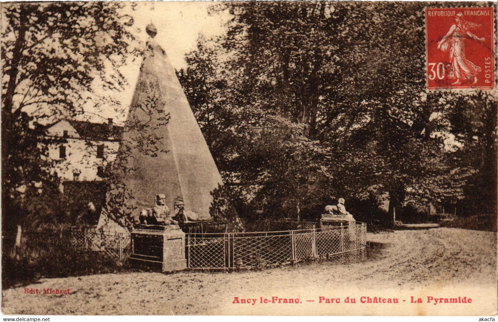 CPA Ancy-le-Franc Parc du Chateau-La Pyramide FRANCE (1452103)