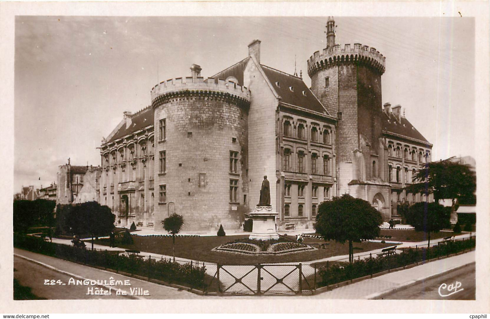 CPA ANGOULEME Hotel de ville