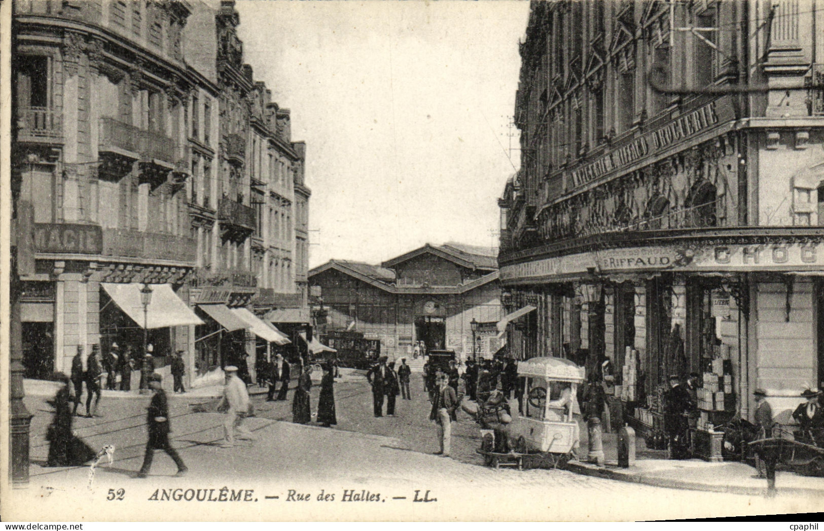 CPA Angouleme Rue des Halles