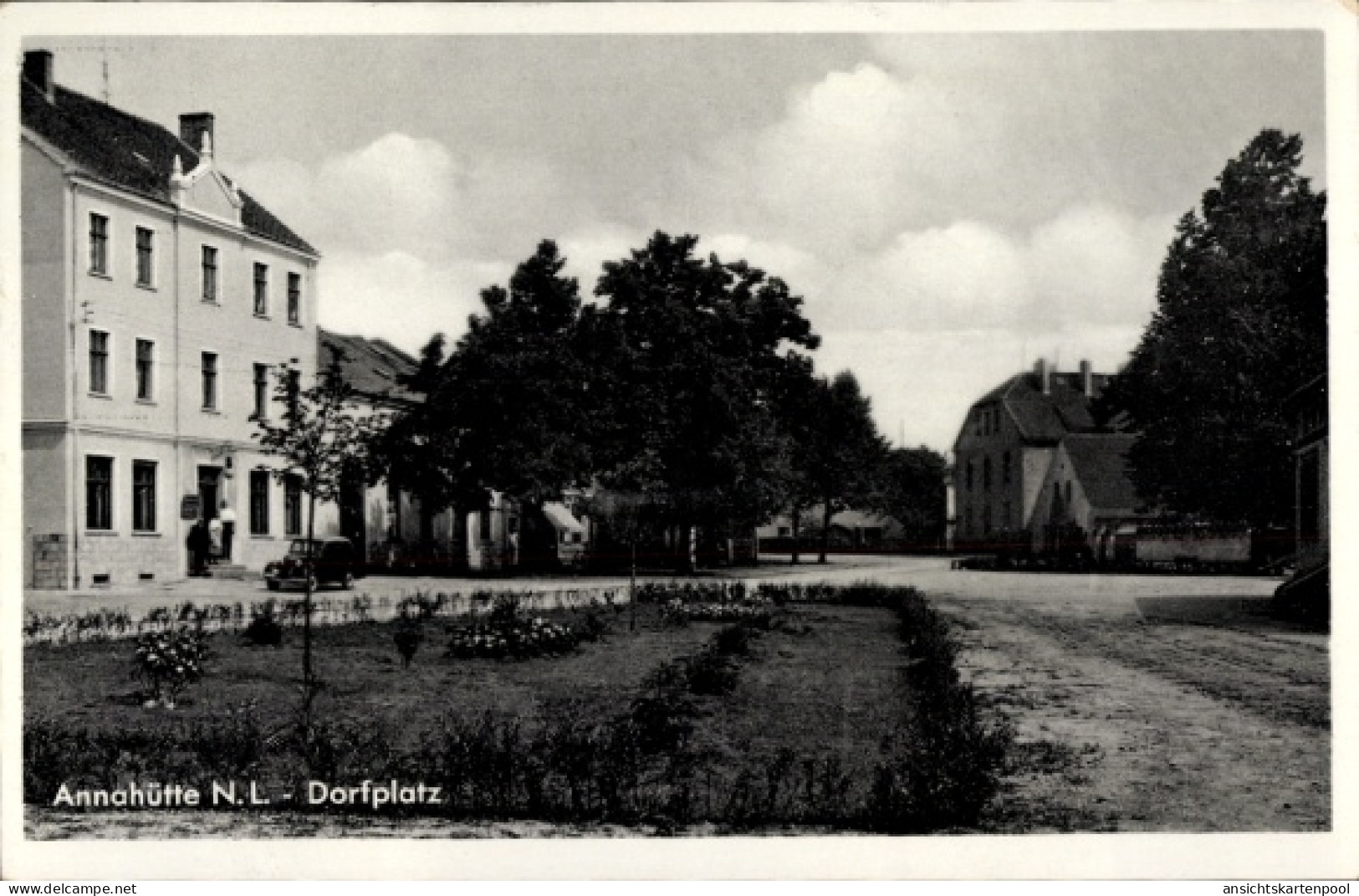 CPA Annahütte Schipkau in der Niederlausitz, Annahütte N.L., Dorfplatz, Bäume, Blumenbeete, Häuser