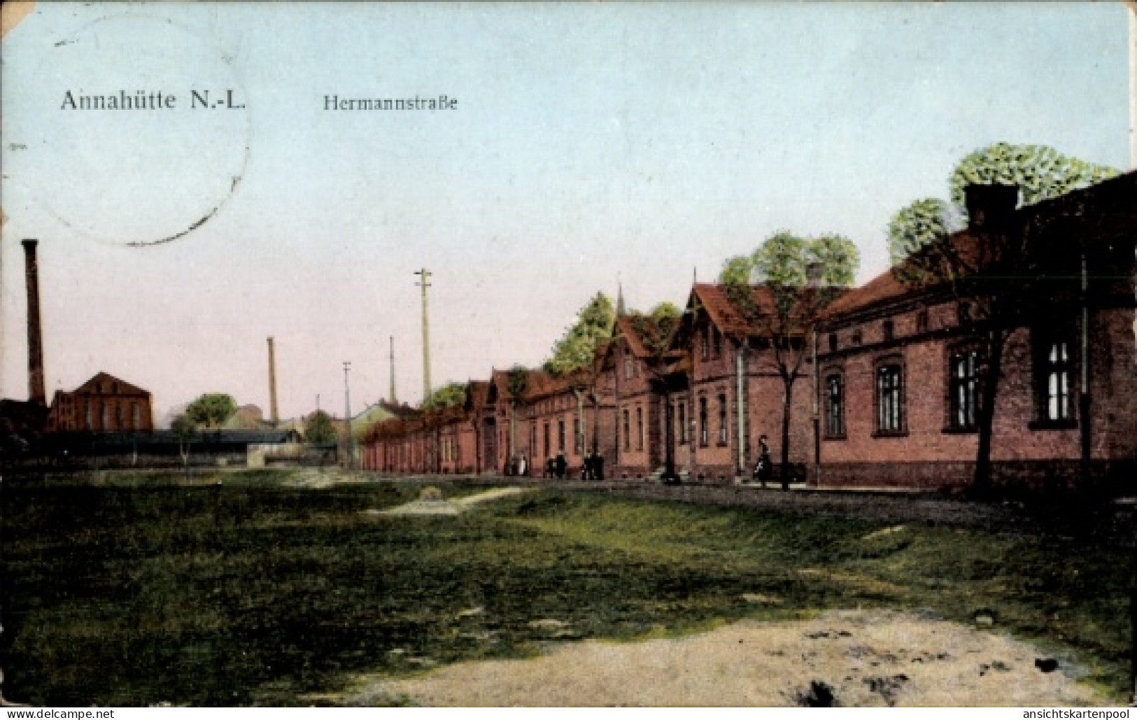 CPA Annahütte Schipkau in der Niederlausitz, Annahütte N.-L., Hermannstraße, Fabrikgebäude, Mensch