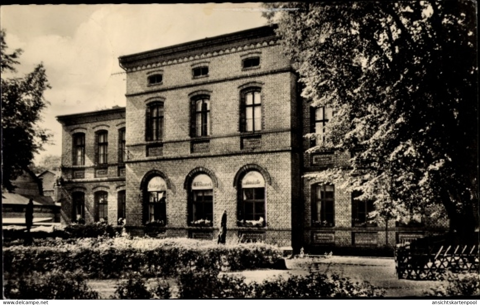 CPA Annahütte Schipkau Niederlausitz, Kindergarten des VEB Glaswerk, Außenansicht