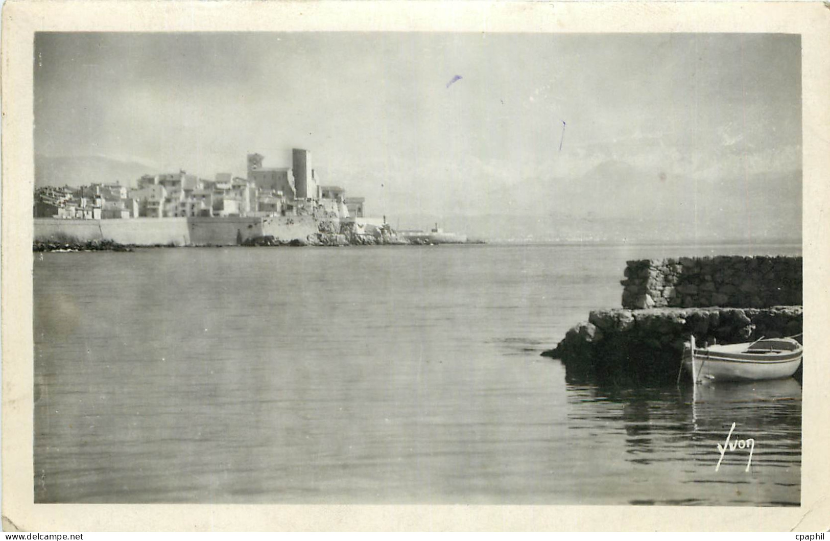 CPA Antibes Alpes Maritimes les remparts et la chaine des Alpes