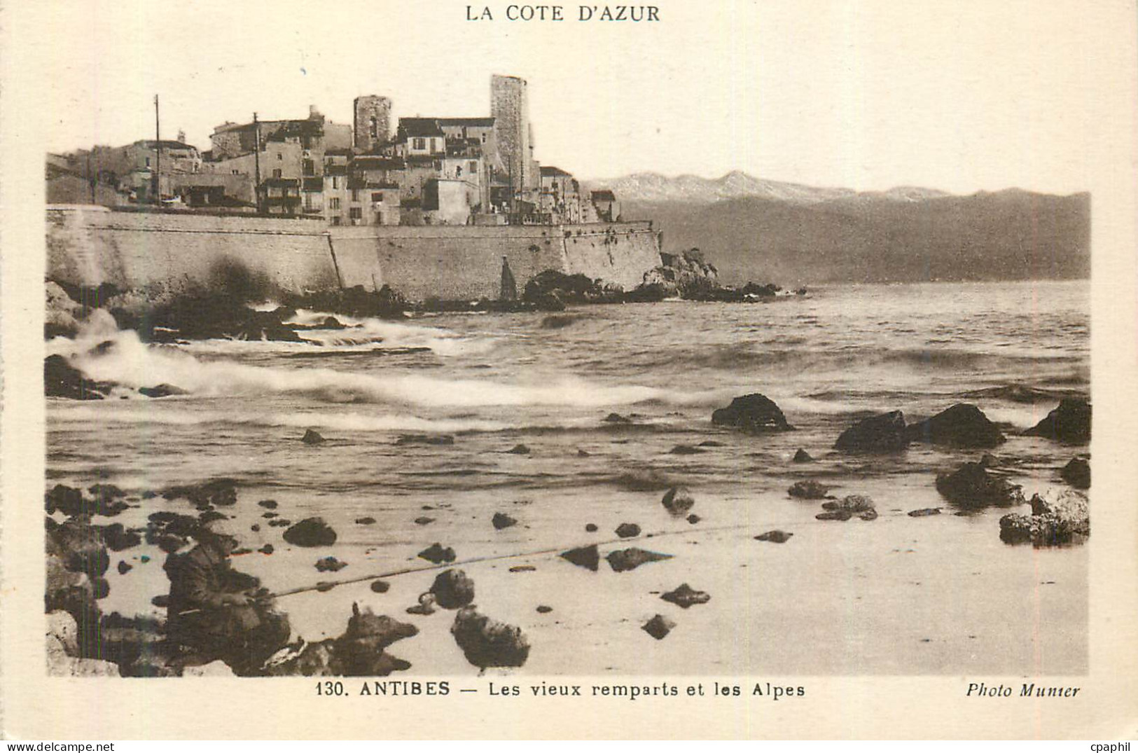 CPA Antibes La Cote d'Azur Les Vieux Remparts et les Alpes