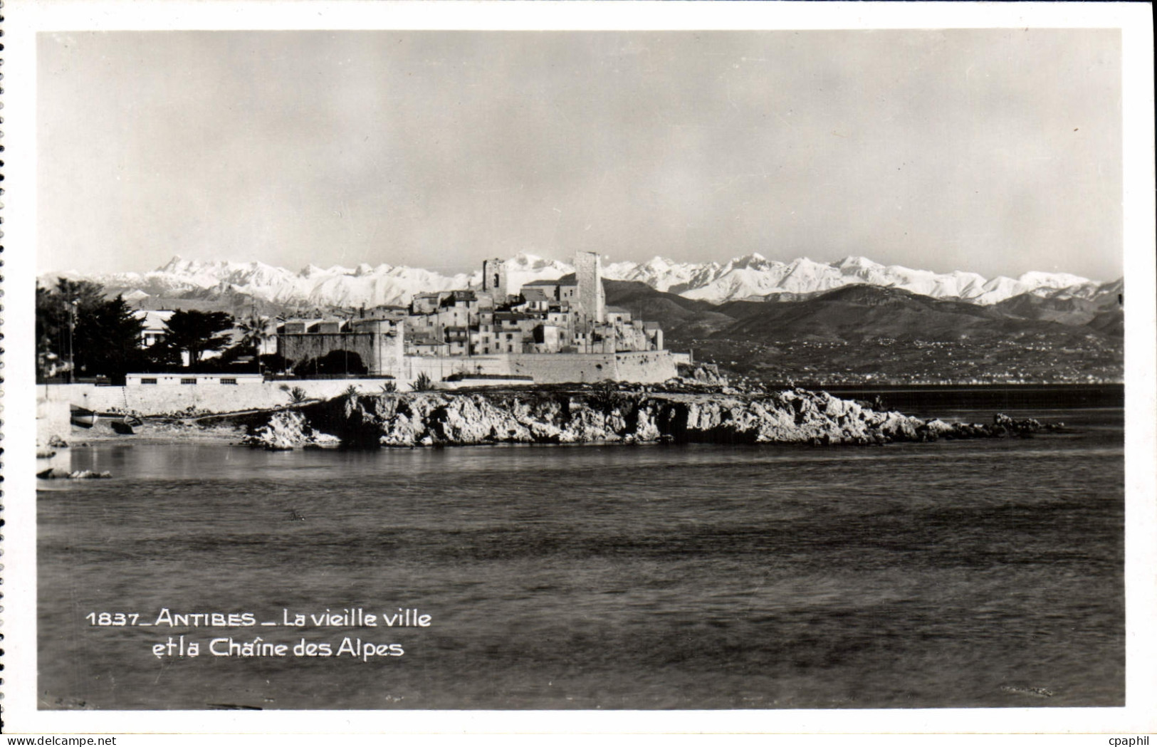 CPA Antibes La Vieille Ville Et La Chaine Des Alpes
