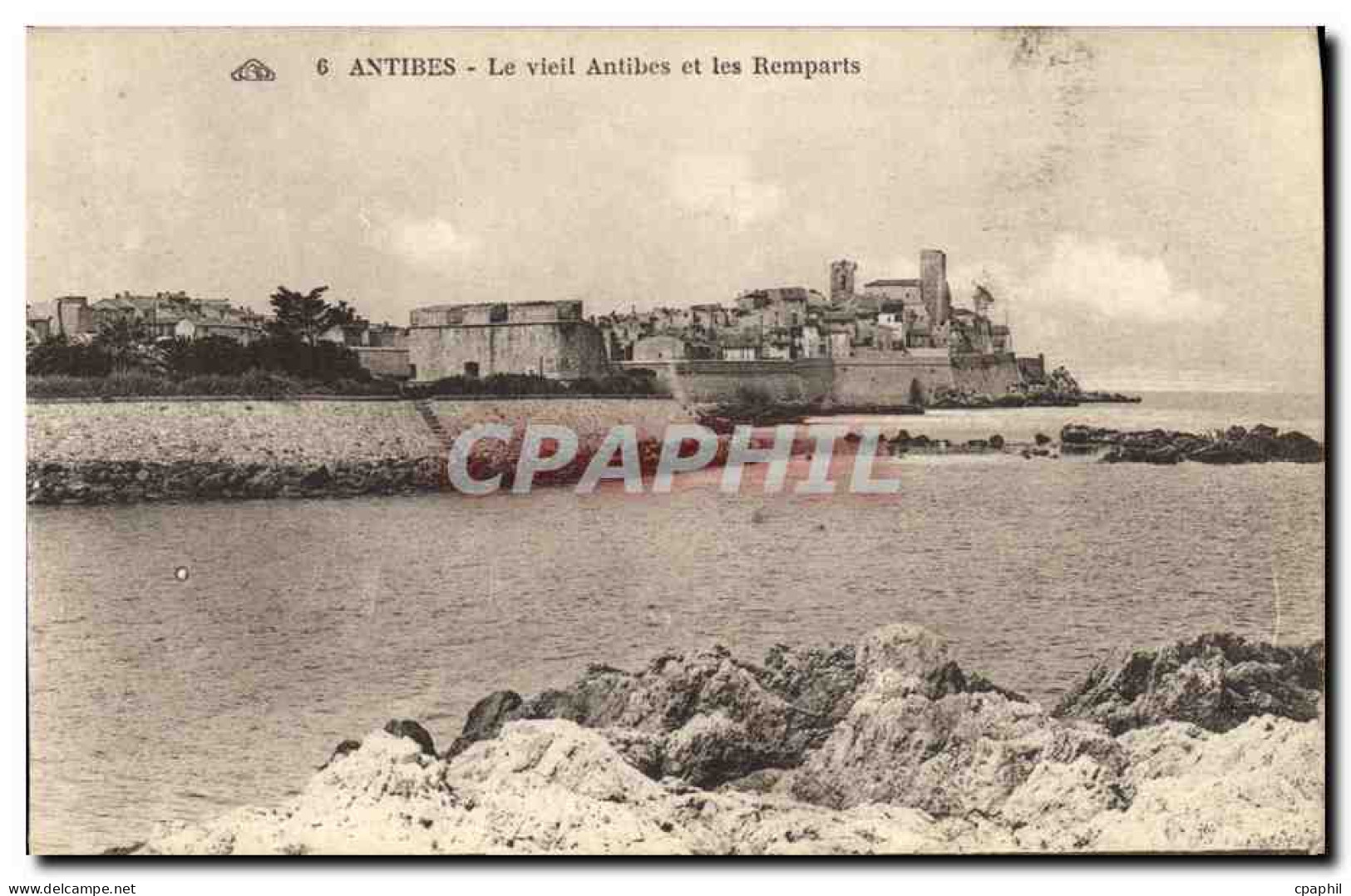 CPA Antibes Le vieil Antibes et les Remparts