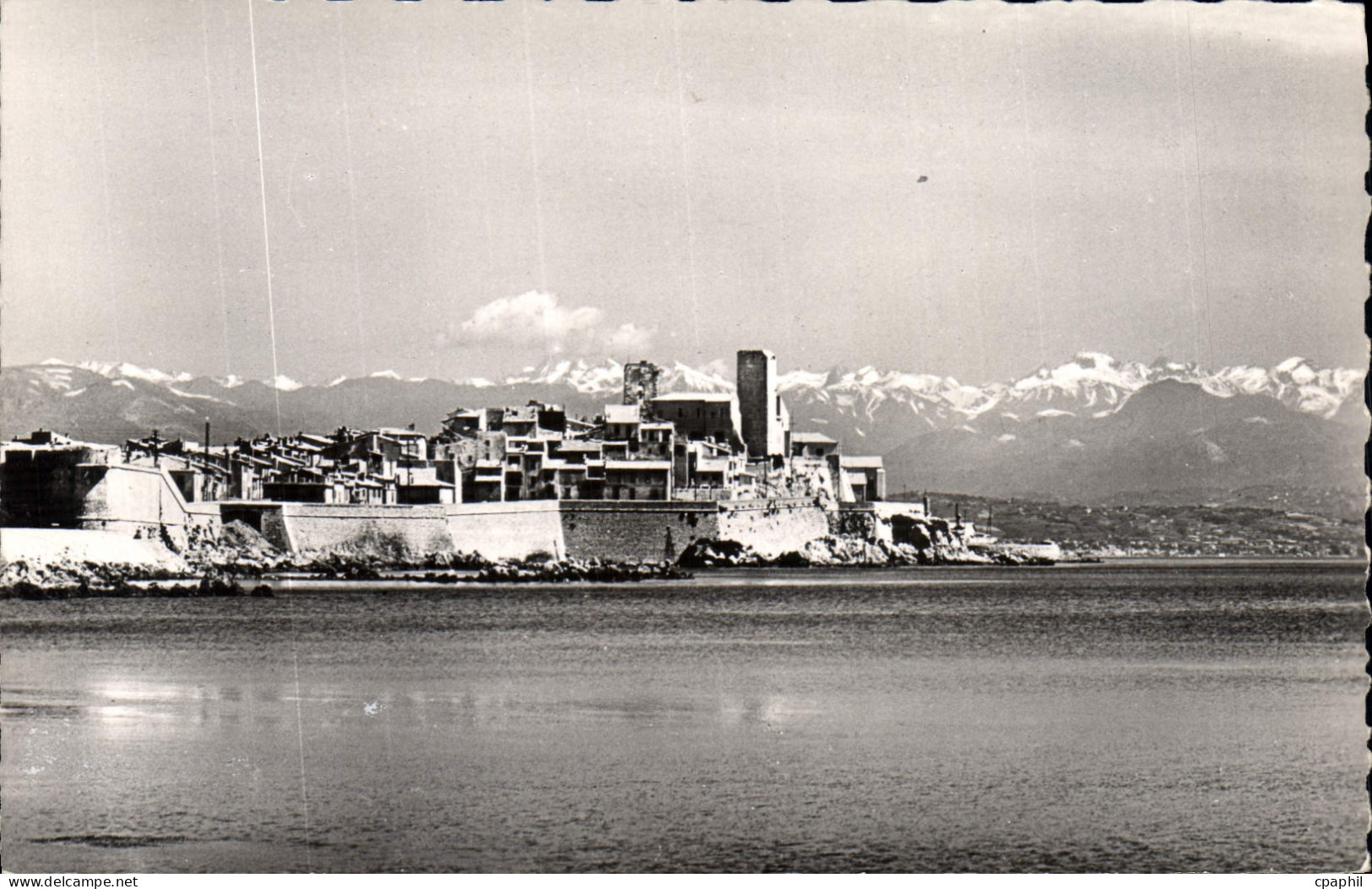 CPA Antibes Le Vieille Ville Au Fond Les Cimes