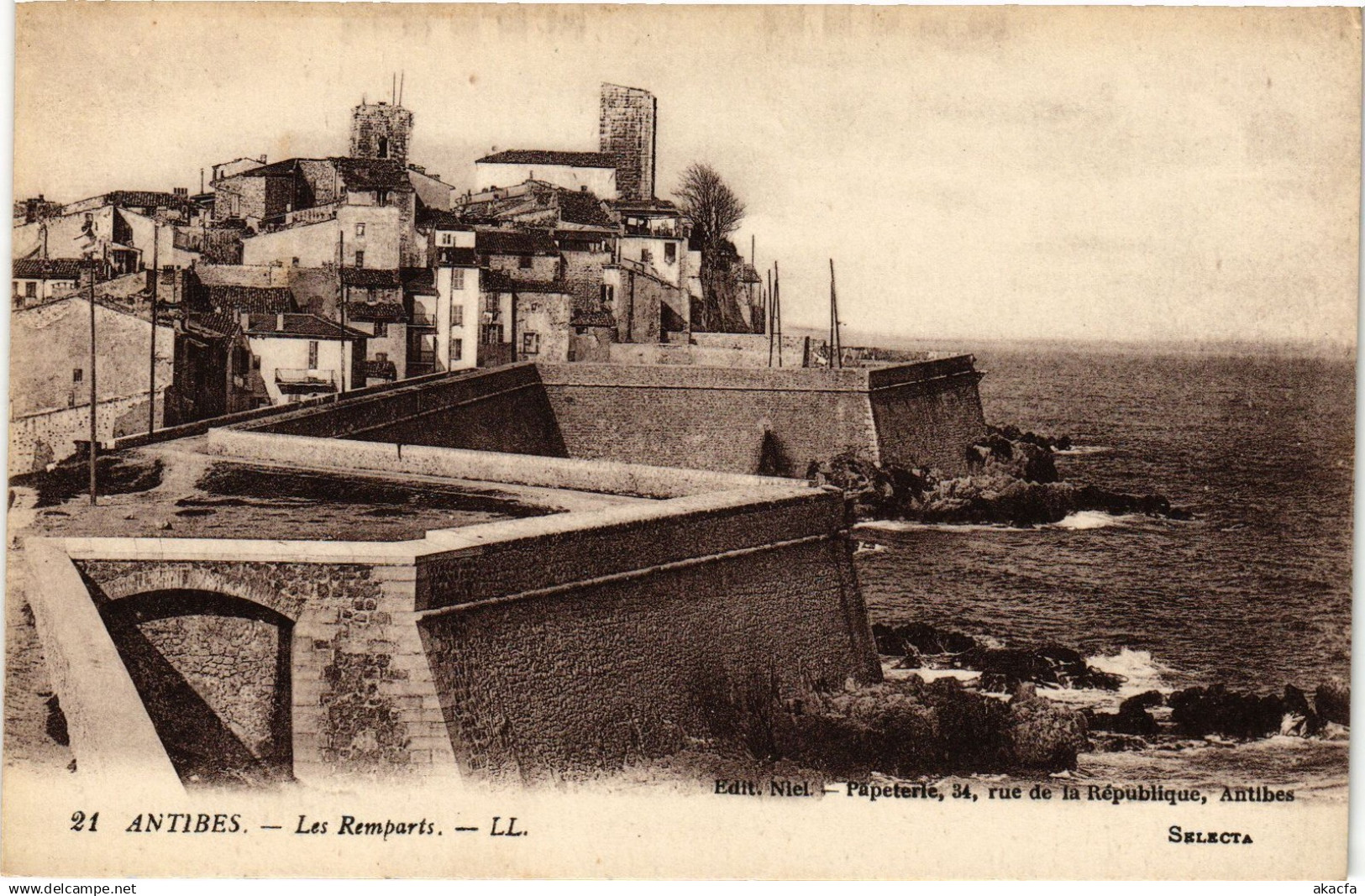 CPA ANTIBES - Les remparts (191427)