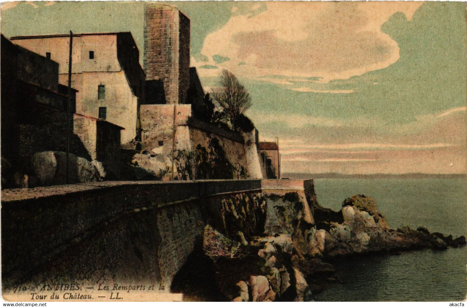 CPA ANTIBES - Les Remparts et la Tour du Chateau (639596)