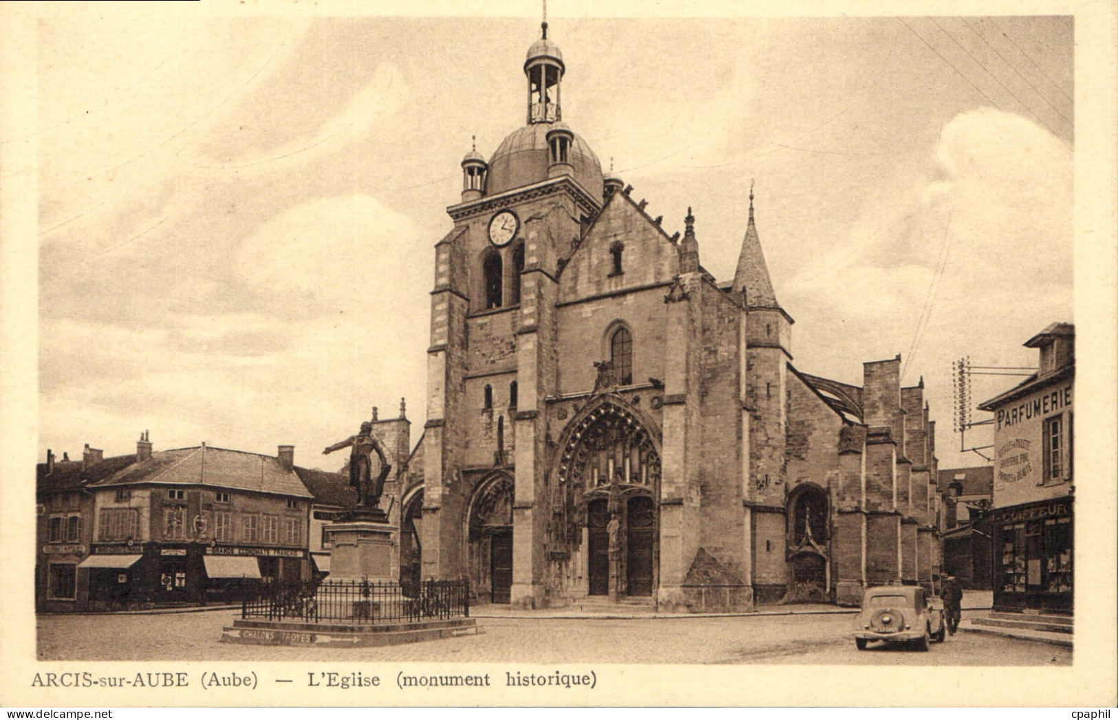CPA Arcis sur Aube Aube L'Eglise monument historique Parfumerie