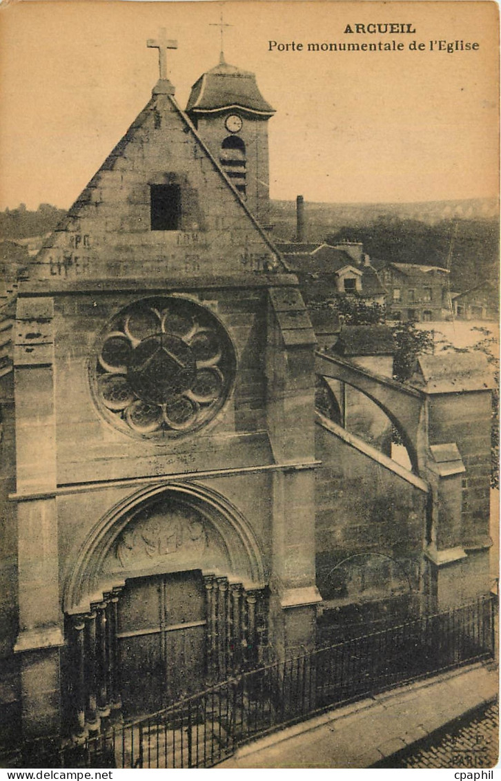 CPA Arcueil Porte monumentale de l'Eglise