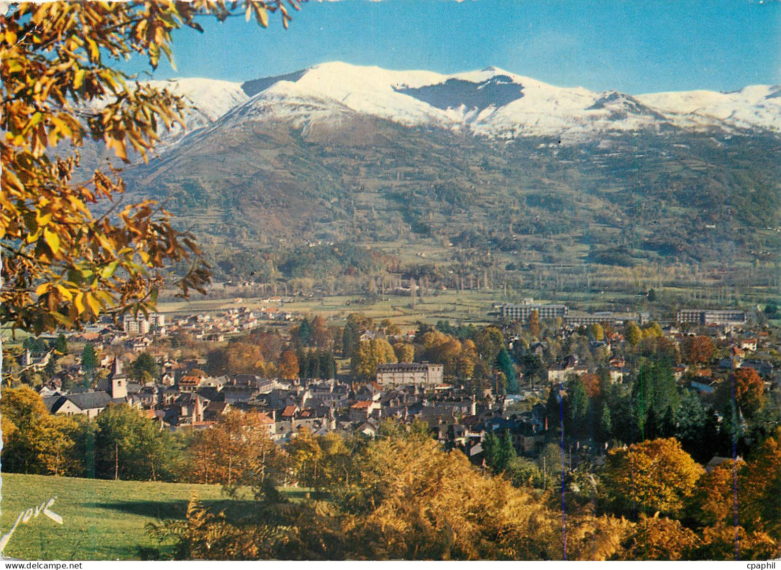 CPA Argeles gazost(hautes pyrenees) 3077 vue generale au fond le lycee climatique