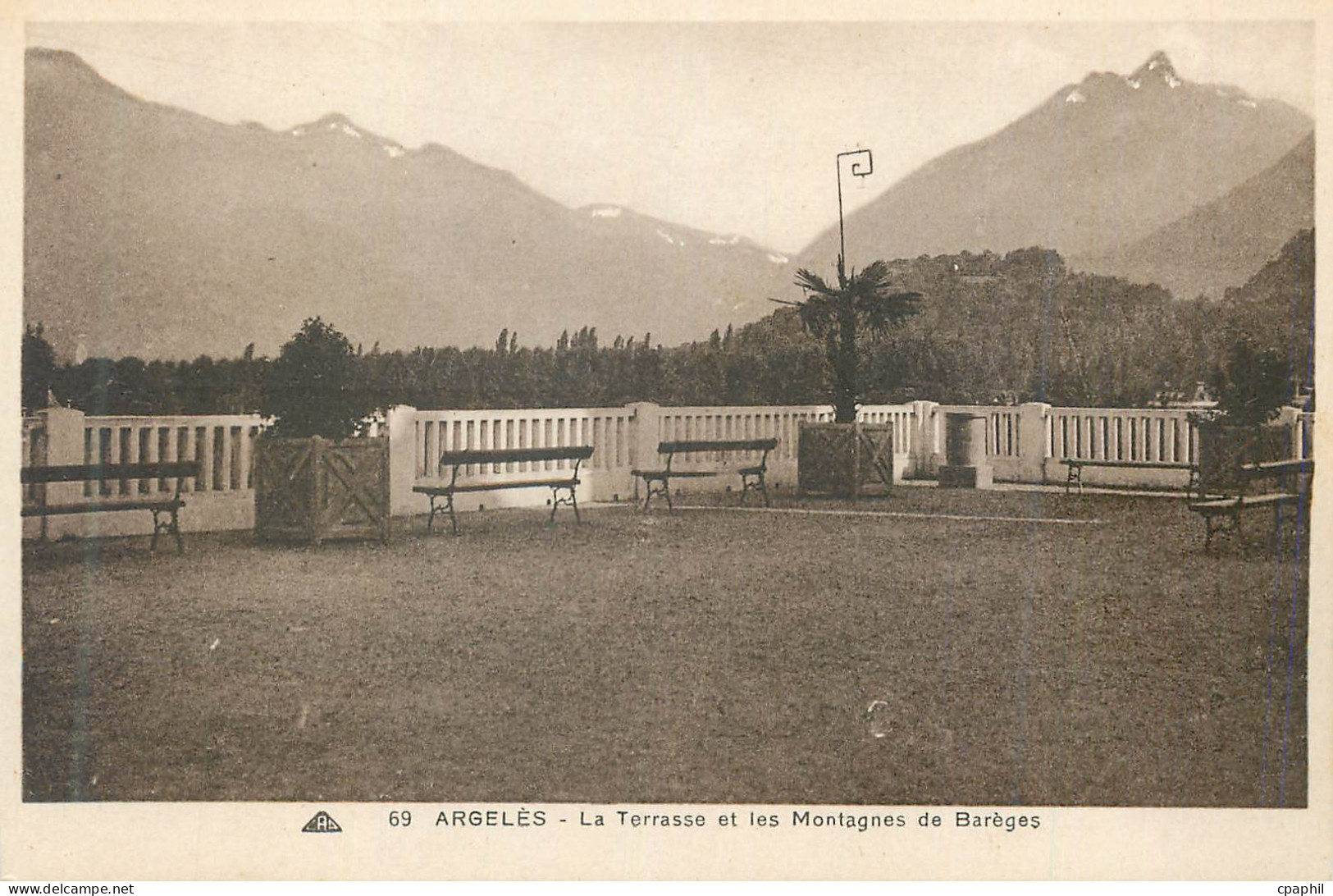 CPA Argeles Gazost la terrasse et les montagnes de bareges