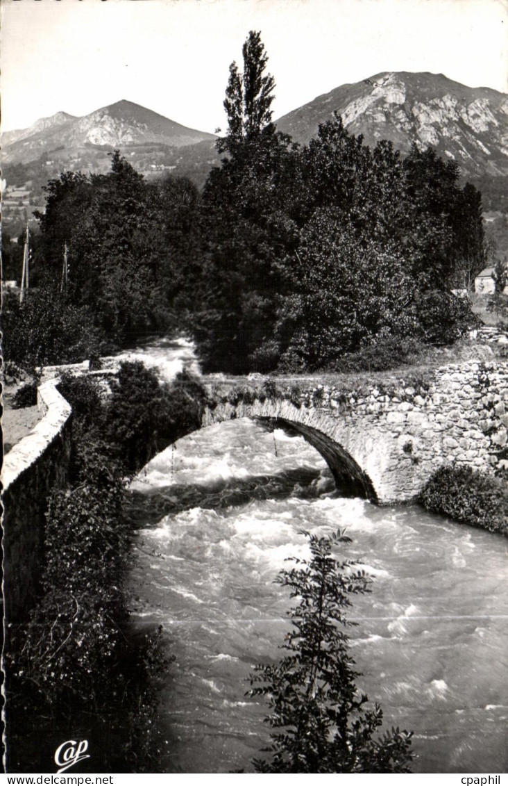 CPA Argeles Gazost Le Vieux Pont sur L Arrieulat