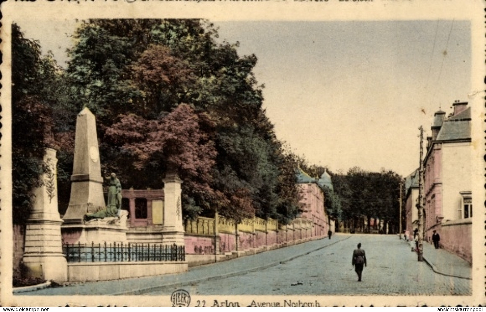 CPA Arlon Aarlen Wallonien Luxemburg, Avenue, Obelisk-Denkmal, Baumallee
