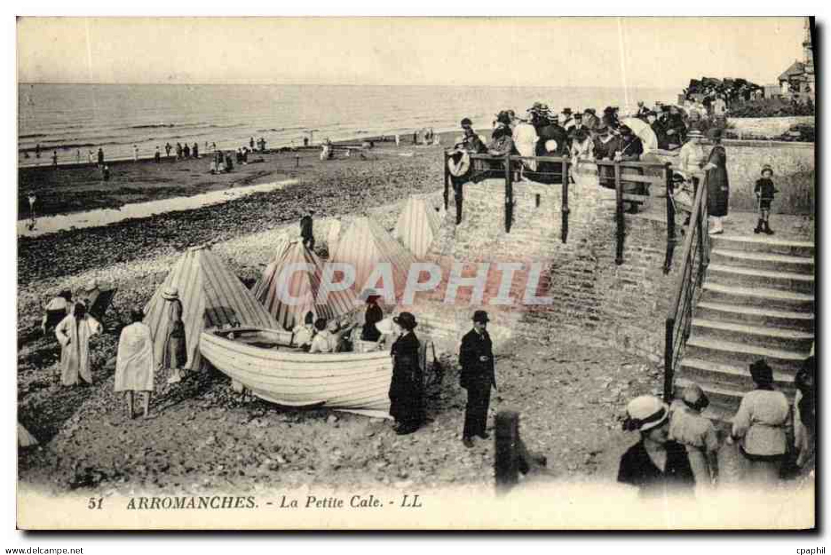 CPA Arromanches La Petite Cale Bateau