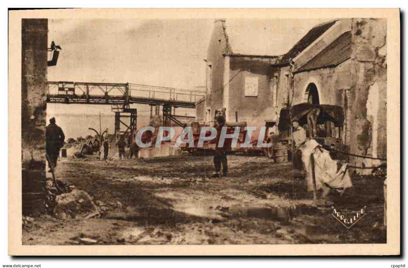 CPA Arromanches les Bains Le Port de la Liberation La Rue des Bains Le Port d Arromanches Militaria
