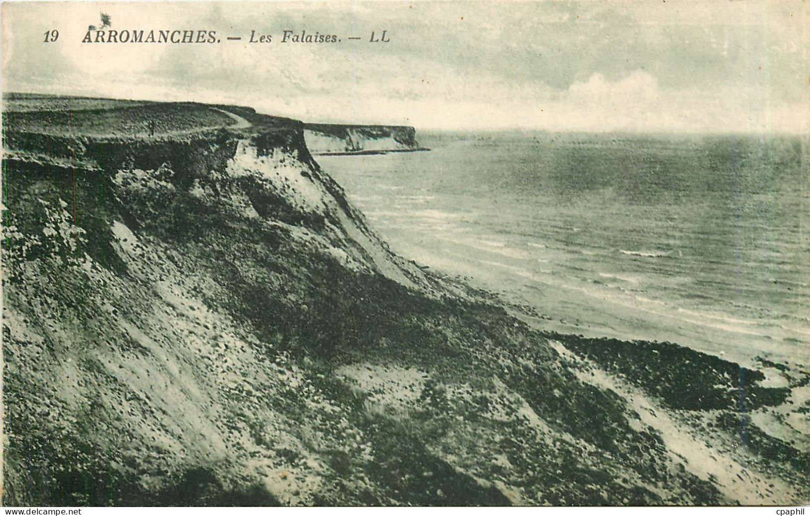 CPA Arromanches Les Falaises