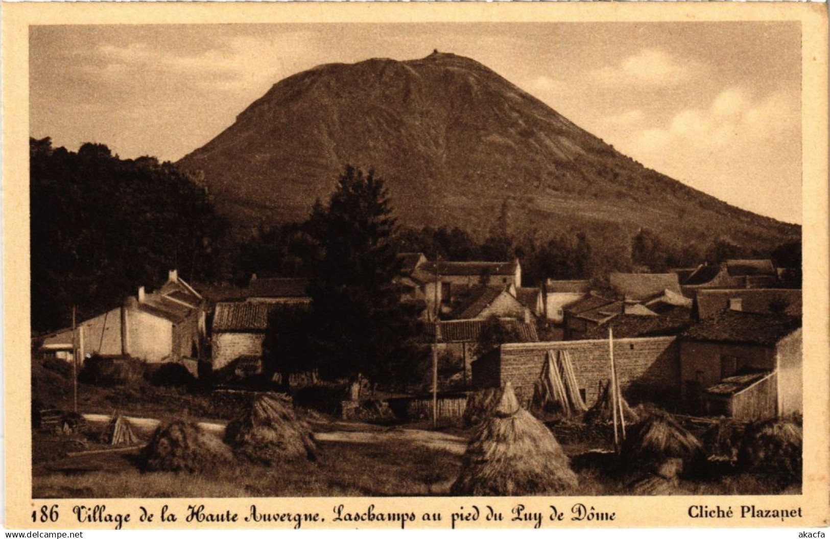 CPA Auvergne Village de la Haute Auvergne FRANCE (1289117)