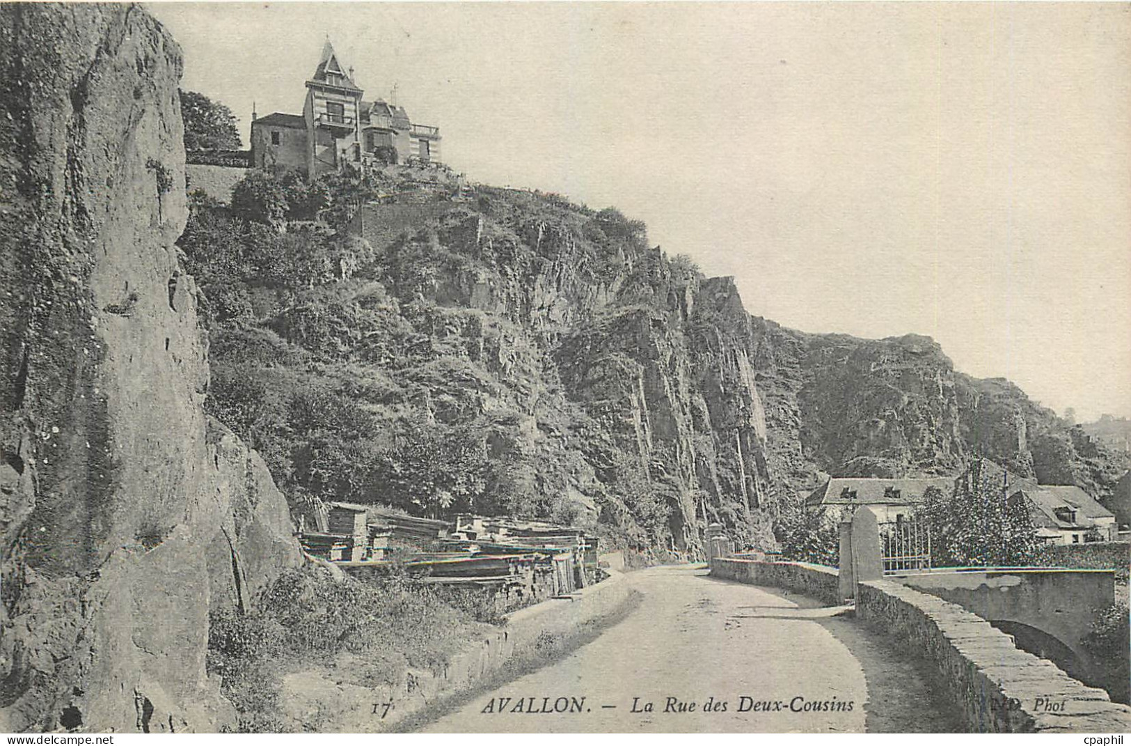 CPA Avallon La Rue des Deux Cousins
