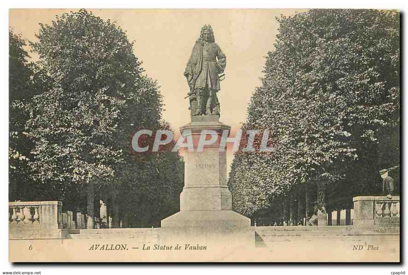 CPA Avallon la Statue de Vauban