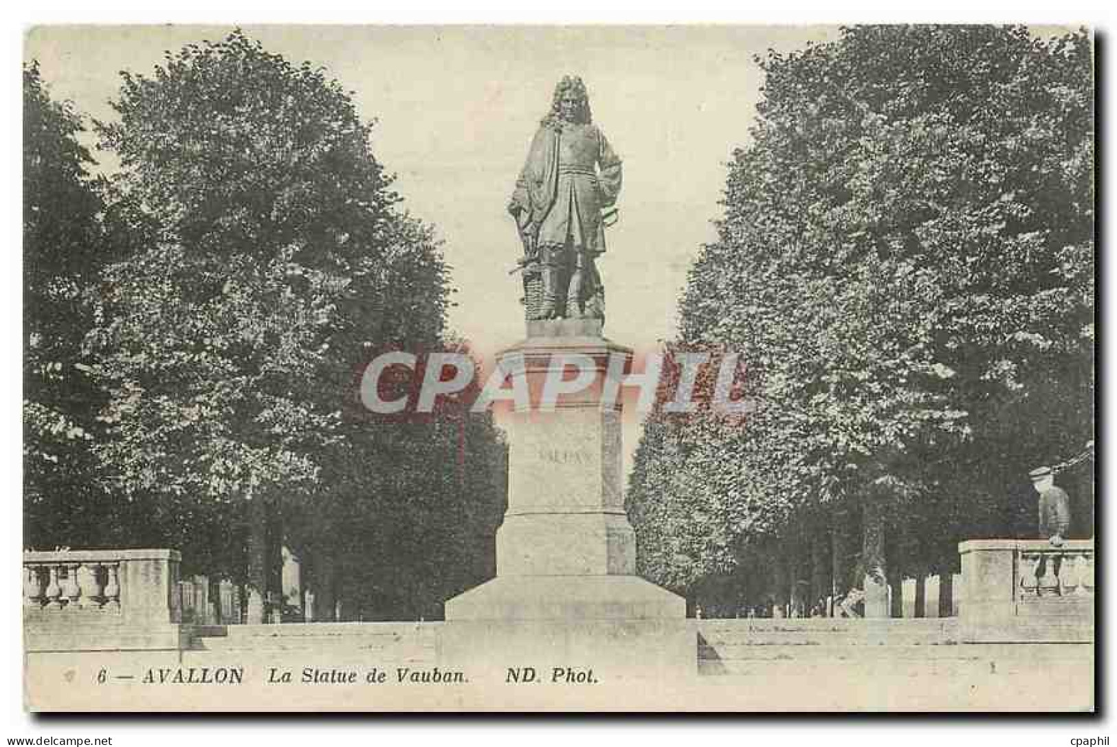 CPA Avallon La Statue de Vauban