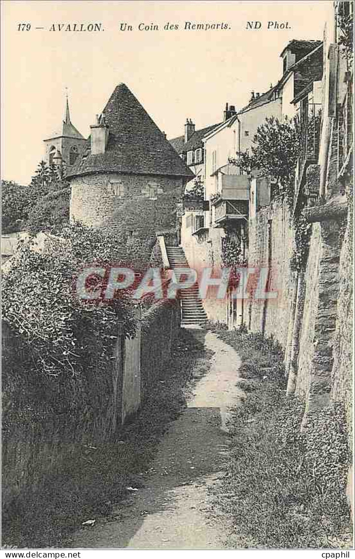 CPA Avallon Un Coin des Remparts
