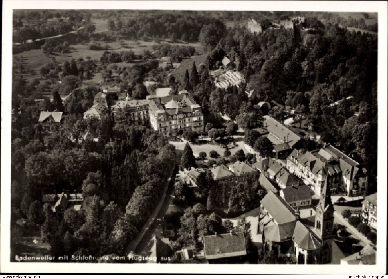 CPA Badenweiler im Schwarzwald, Luftaufnahme von Schloßruine sichtbar, viele Bäume, keine Persone