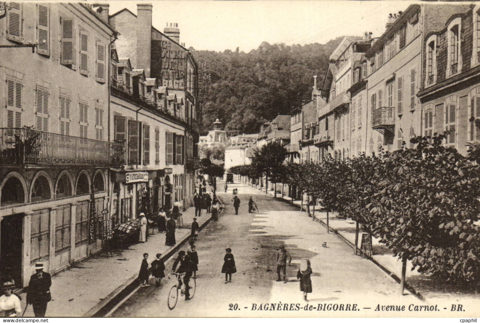 CPA Bagneres de Bigorre Avenue Carnot