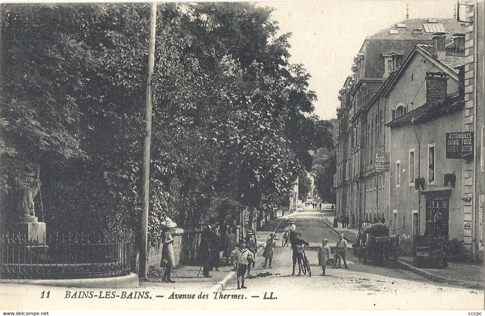 CPA Bains-les-Bains Avenue des Thermes