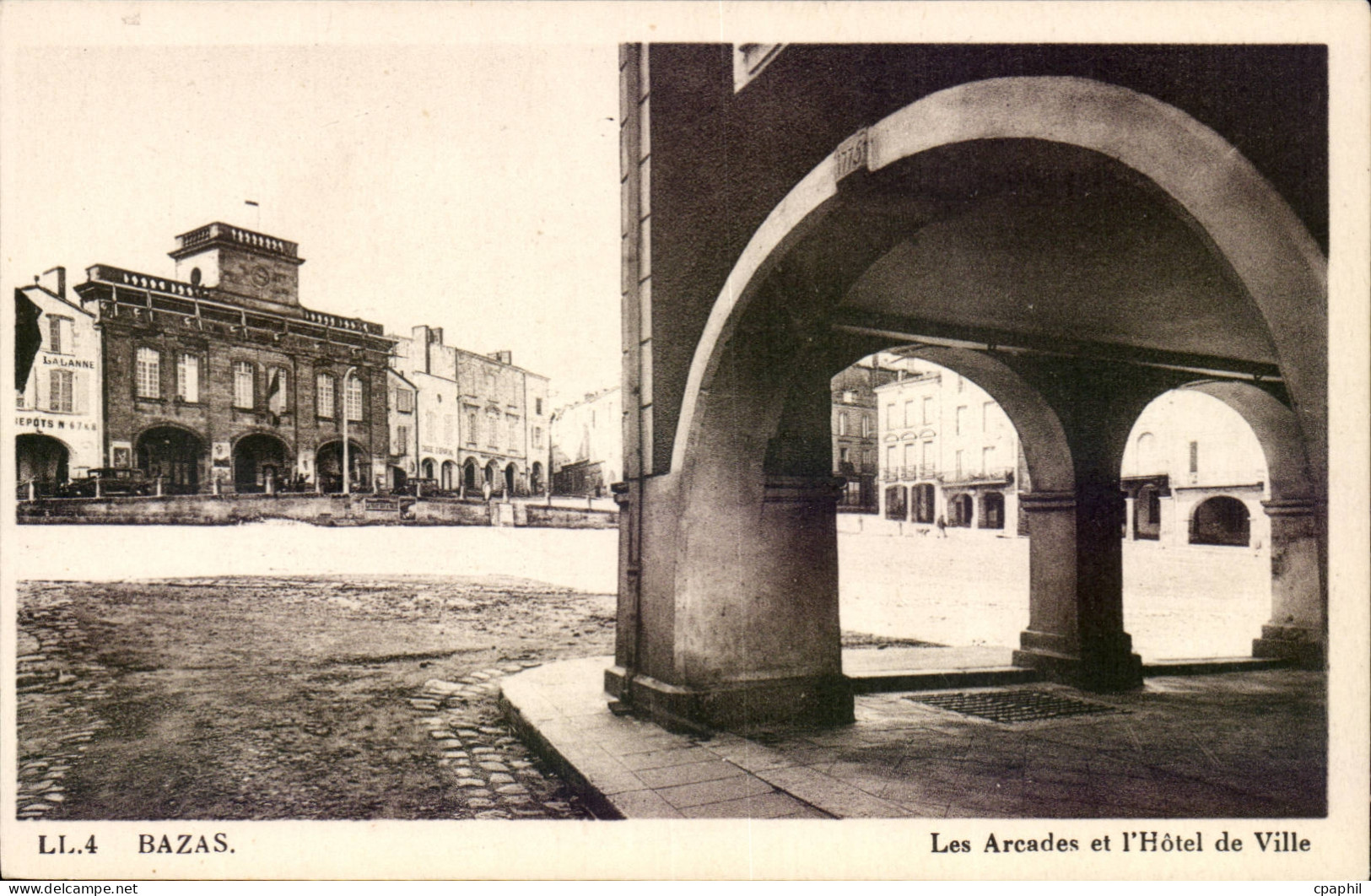 CPA Bazas Les arcades de l'hotel de ville