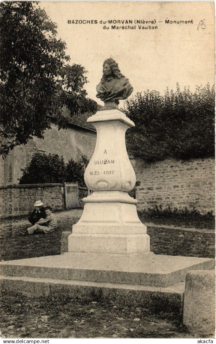 CPA BAZOCHES du-MORVAN - Monument du Marechal Vauban (456394)