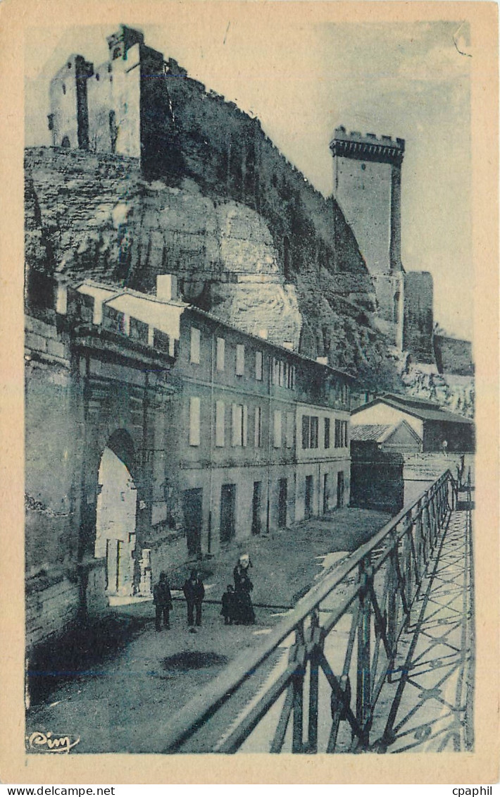 CPA Beaucaire Gard La Porte et le Donjon