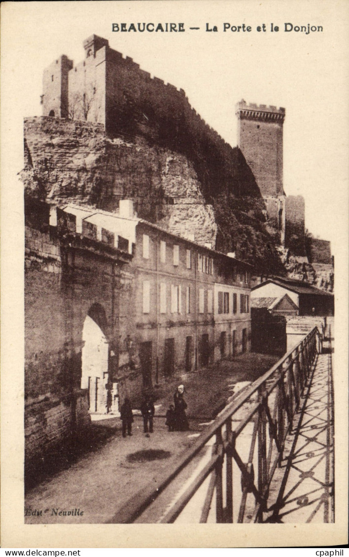 CPA Beaucaire La Porte Et Le Donjon