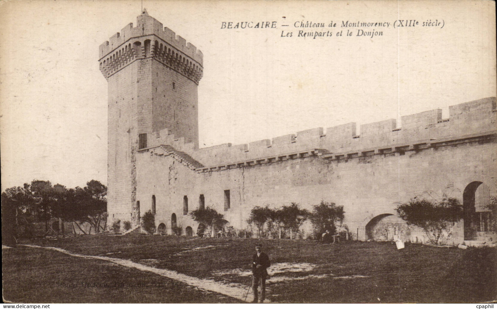 CPA Beaucaire le chateau de Montmorency Les remparts et le donjon