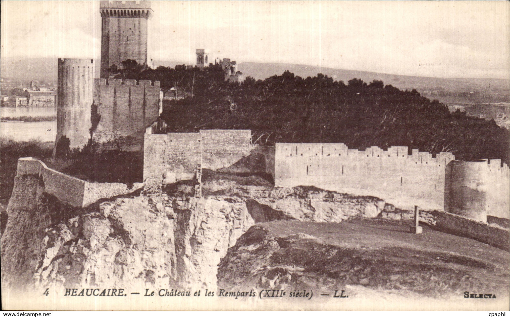 CPA Beaucaire Le Chateau et les Remparts