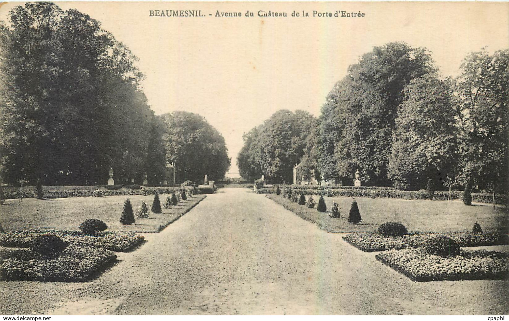 CPA Beaumesnil Avenue du Chateau de la Porte d'Entree
