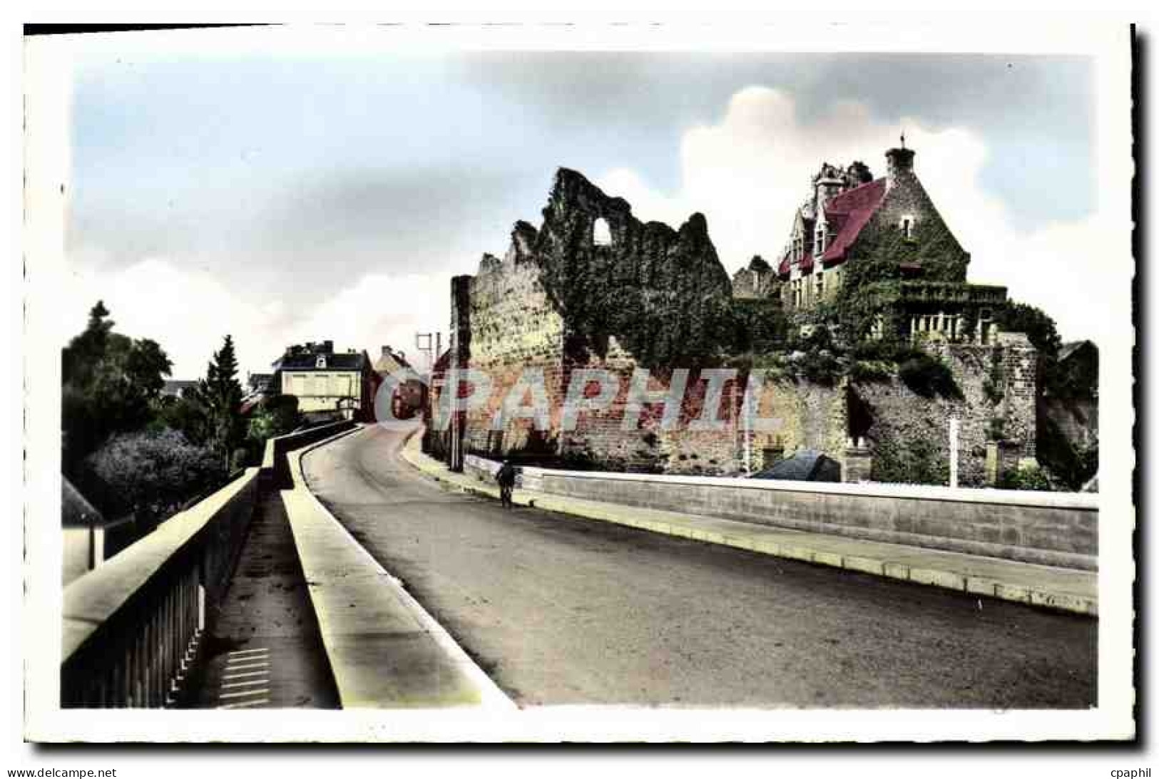 CPA Beaumont sur Sarthe Entree de Ville et Vieux Chateau