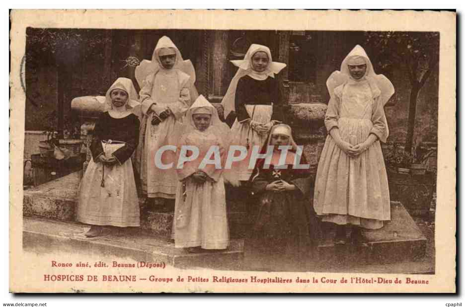 CPA Beaune Groupe de petites religieuses hospitalieres dans la cour de l'hotel de Beaune