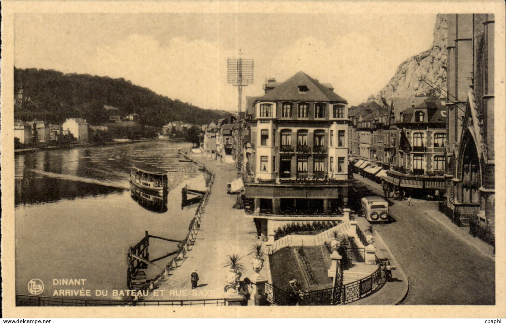 CPA Belgique Dinant Arrivee du bateau et rue Saxe