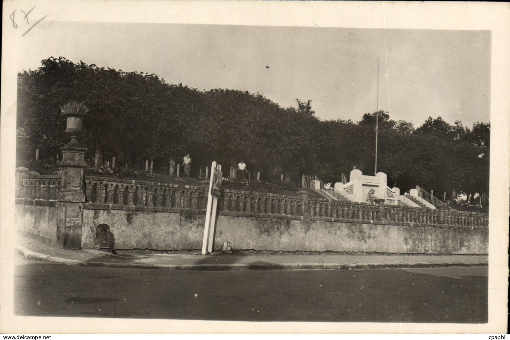 CPA Bellac Hte Vienne La Promenade