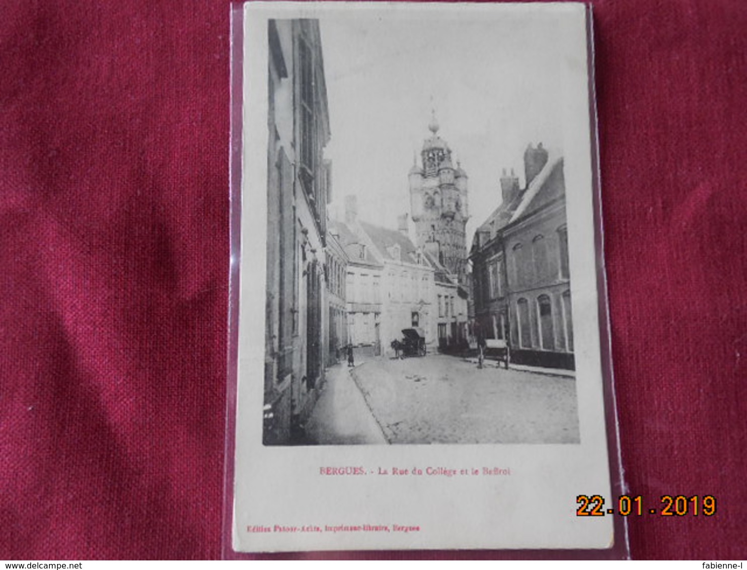 CPA - Bergues - La Rue du Collège et le Beffroi
