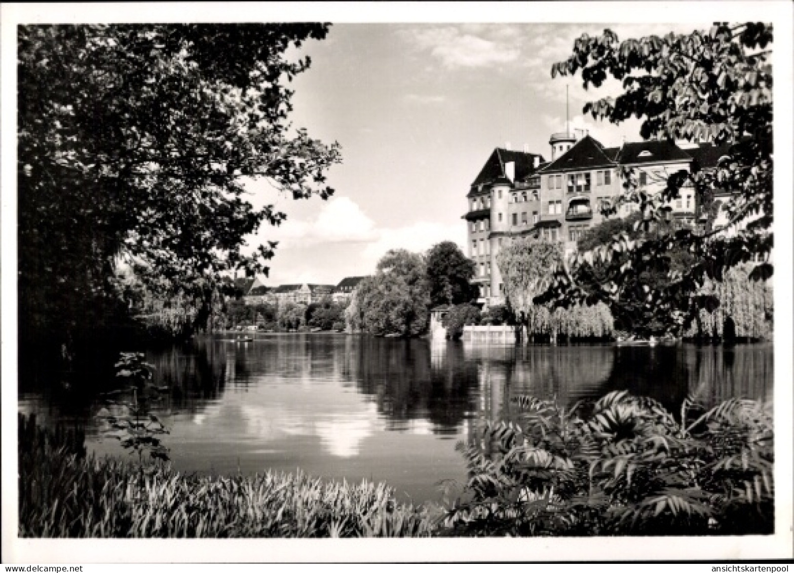 CPA Berlin Charlottenburg Plötzensee, Bild vom Wasser, Gebäude, Bäume, Himmel, schwarz-weiß