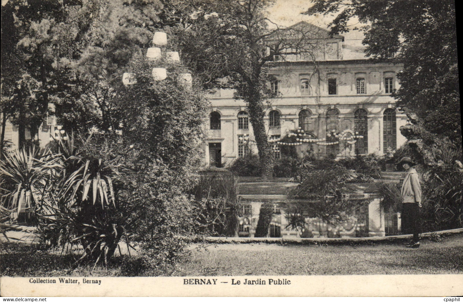 CPA Bernay Le Jardin Public