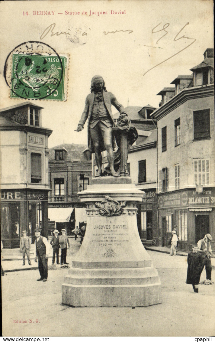 CPA Bernay Statue de Jacques Daviel