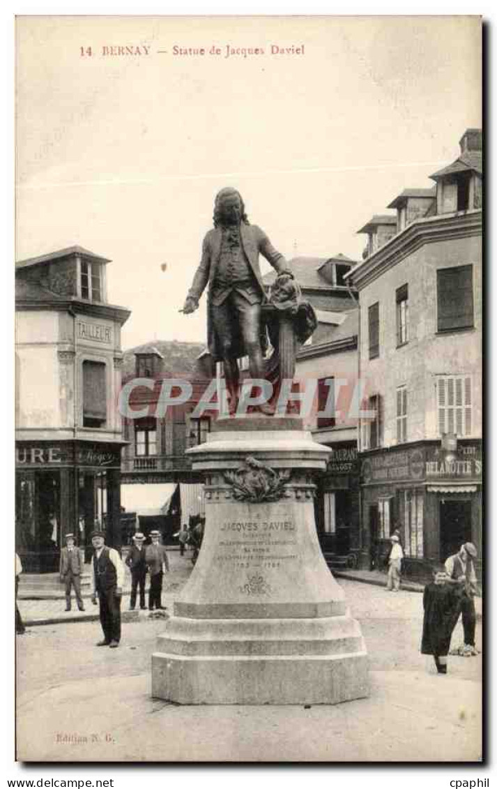 CPA Bernay Statue de Jacques Daviel